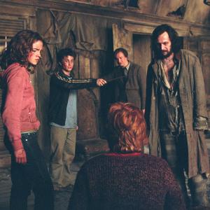 Still of Gary Oldman, David Thewlis, Rupert Grint, Daniel Radcliffe, Emma Watson and Sirius Black in Haris Poteris ir Azkabano kalinys (2004)