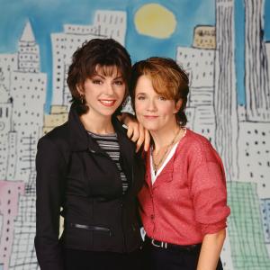 Still of Lea Thompson and Amy Pietz in Caroline in the City (1995)