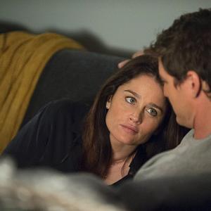 Still of Robin Tunney and Pedro Pascal in Mentalistas (2008)