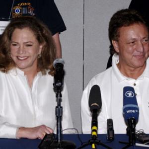 Kathleen Turner and Lou Angeli at event of Answering the Call Ground Zeros Volunteers 2005