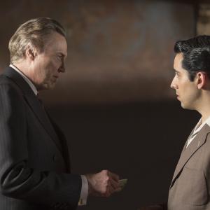 Still of Christopher Walken and John Lloyd Young in Ketveriuke is Dzersio (2014)