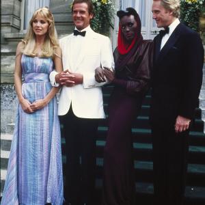 Still of Roger Moore Tanya Roberts Christopher Walken and Grace Jones in Zvilgsnis i zmogzudyste 1985