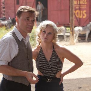 Still of Reese Witherspoon and Christoph Waltz in Vanduo drambliams (2011)