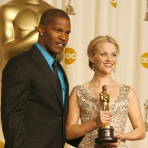 Reese Witherspoon and Jamie Foxx at event of The 78th Annual Academy Awards (2006)