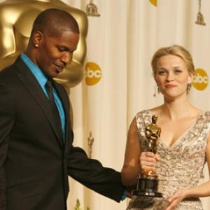 Reese Witherspoon and Jamie Foxx at event of The 78th Annual Academy Awards (2006)