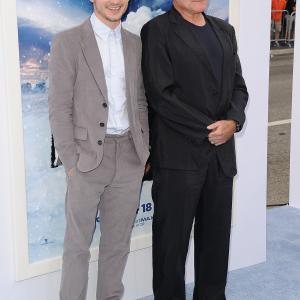 Robin Williams and Elijah Wood at event of Linksmosios pedutes 2 (2011)