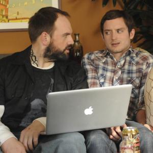 Still of Elijah Wood and Ethan Suplee in Wilfred 2011
