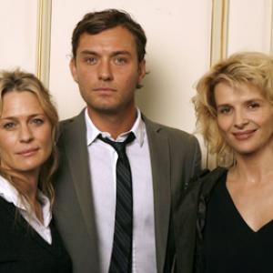 Jude Law, Juliette Binoche and Robin Wright at event of Breaking and Entering (2006)