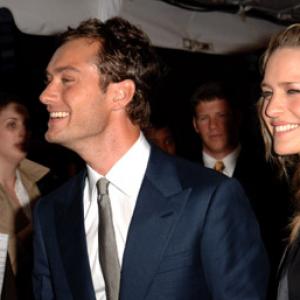 Jude Law and Robin Wright at event of Breaking and Entering (2006)