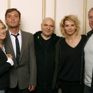 Jude Law, Juliette Binoche, Robin Wright, Sydney Pollack and Anthony Minghella at event of Breaking and Entering (2006)