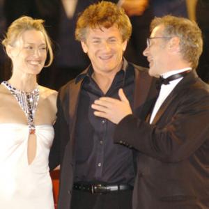 Sean Penn and Robin Wright at event of The Assassination of Richard Nixon 2004