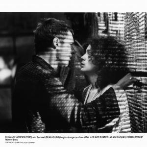 Still of Harrison Ford and Sean Young in Begantis asmenimis 1982