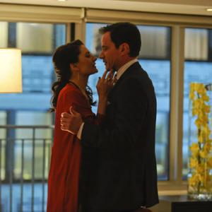 Still of Mdchen Amick and Tim DeKay in Aferistas 2009