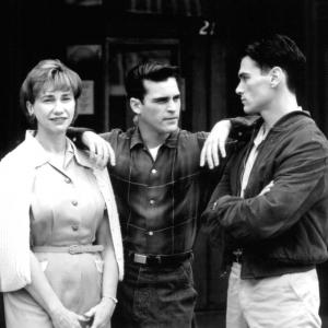 Still of Kathy Baker, Billy Crudup and Joaquin Phoenix in Inventing the Abbotts (1997)