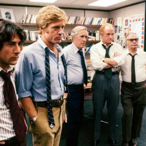 Still of Dustin Hoffman, Robert Redford, Martin Balsam, Jason Robards and Jack Warden in All the President's Men (1976)