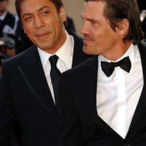 Javier Bardem and Josh Brolin at event of No Country for Old Men 2007
