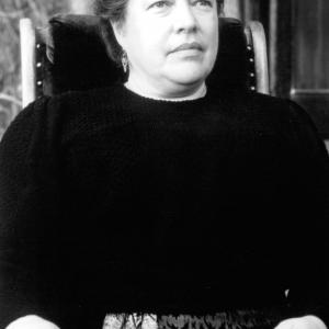 Still of Kathy Bates in Swept from the Sea 1997