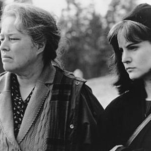 Still of Jennifer Jason Leigh and Kathy Bates in Dolores Claiborne (1995)