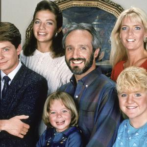 Still of Michael J. Fox, Justine Bateman, Meredith Baxter, Tina Yothers, Brian Bonsall and Michael Gross in Family Ties (1982)