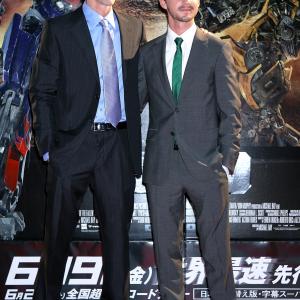 Michael Bay and Shia LaBeouf at event of Transformers: Revenge of the Fallen (2009)