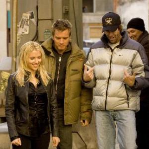 Ewan McGregor, Michael Bay and Scarlett Johansson in Sala (2005)