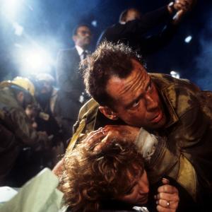 Still of Bruce Willis and Bonnie Bedelia in Kietas riesutelis 1988