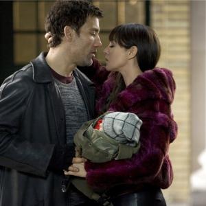 Still of Monica Bellucci and Clive Owen in Shoot 'Em Up (2007)