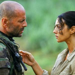 Still of Bruce Willis and Monica Bellucci in Tears of the Sun 2003