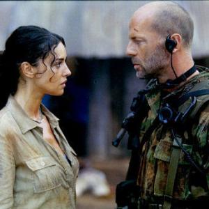 Still of Bruce Willis and Monica Bellucci in Tears of the Sun 2003