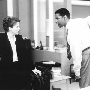 Still of Denzel Washington and Annette Bening in Apgultis 1998