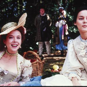 Still of Meg Tilly and Annette Bening in Valmont (1989)