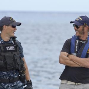 Still of Peter Berg and Taylor Kitsch in Laivu musis 2012