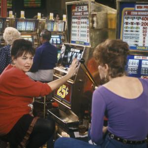 Still of Sandra Bernhard and Roseanne Barr in Roseanne 1988