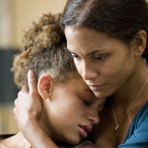 Still of Halle Berry and Alexis Llewellyn in Things We Lost in the Fire 2007