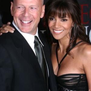 Bruce Willis and Halle Berry at event of Perfect Stranger (2007)