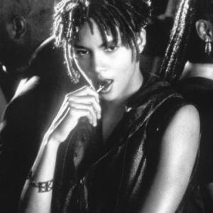 Still of Halle Berry in Bulworth 1998