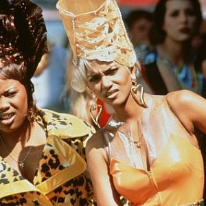 Still of Halle Berry and Natalie Desselle Reid in B*A*P*S (1997)