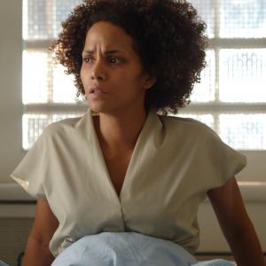 Still of Halle Berry in Frankie & Alice (2010)