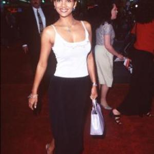 Halle Berry at event of Mirtinas ginklas 4 (1998)