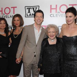 Valerie Bertinelli Sean Hayes Jane Leeves Wendie Malick and Betty White at event of Hot in Cleveland 2010