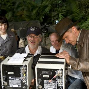 Still of Harrison Ford Steven Spielberg and Cate Blanchett in Indiana Dzounsas ir kristolo kaukoles karalyste 2008
