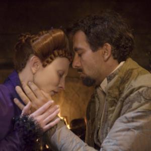 Still of Cate Blanchett and Clive Owen in Elizabeth: The Golden Age (2007)