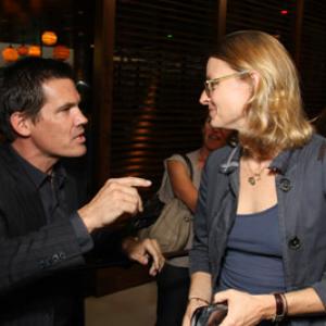 Jodie Foster and Josh Brolin at event of W 2008