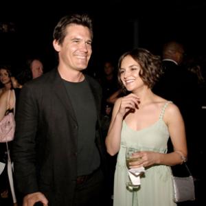 Rachael Leigh Cook and Josh Brolin at event of Into the West 2005