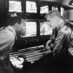 Still of Danny Glover and Gary Busey in Predator 2 (1990)