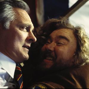 Still of Alan Alda and John Candy in Canadian Bacon 1995