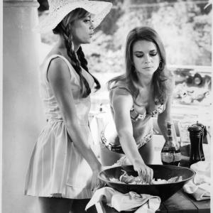 Still of Natalie Wood and Dyan Cannon in Bob & Carol & Ted & Alice (1969)