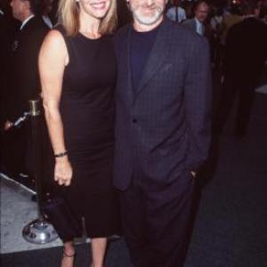 Steven Spielberg and Kate Capshaw at event of Gelbstint eilini Rajena 1998