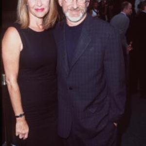 Steven Spielberg and Kate Capshaw at event of Gelbstint eilini Rajena (1998)