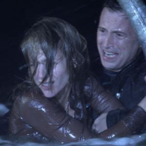 Still of Robert Carlyle and Jessalyn Gilsig in Flood (2007)